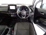 革巻きステアリングで快適な操作性の運転席です。