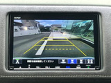 駐車時の安全性を高めるバックモニター。狭い場所でもスムーズな駐車操作をサポートします。
