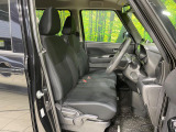 運転席まわりには十分なスペースがあり、大柄な方でもゆったり運転していただける環境です。