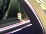 【ブラインドスポットインフォメーション】走行中、ドアミラーの死角になりやすい箇所に後続車が接近するとサイドミラー付近に警告を表示、ドライバーに注意喚起をしてくれます。