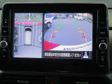 上空から見下ろしているかのように駐車できるアラウンドビューモニター。車庫入れや縦列駐車に役立ちます。