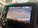 【バックカメラ】運転席から画面上で安全確認ができます。駐車が苦手な方にもオススメな便利機能です。