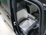 程よい硬さとホールド性が高いシートで長時間運転も快適です。