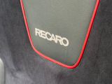 【RECARO製シート】人間工学に基づいた面圧分布によって腰への負担や長時間運転時の疲労発生を軽減☆一目でレカロとわかるスポーティなルックスが特徴です。