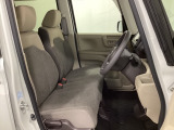 女性でも運転がしやすいようにシートの高さ調整機能(シートリフター)がついています。座面も厚みがあり背もたれも高く、ゆったりくつろいでお乗りいただけるシートです。