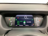 デジタル表示のスピードメーターとタコメーター、燃費やオドメーターなどの表示の他に、ホンダセンシング機能などの表示もできる多機能なマルチインフォメーション・ディスプレイです。