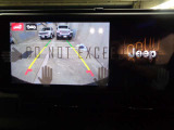 リバースポジションにシフトすると自動的にカメラが作動、モニター画面に後方の視界が映し出される、安心のバックカメラを装備。