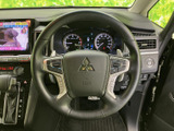 握りやすいステアリングで、快適な運転操作を実現。操作性にも優れ、運転中の疲労を軽減します。