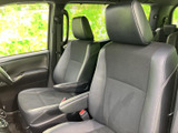 運転席は、操作性に優れた配置で、快適なドライビングをサポートします。広々とした空間で、リラックスして運転できます。