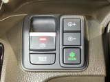 セレクトレバーの右に電子制御パーキングブレーキがあります。スイッチひとつで、停車した地点の傾斜などをシステムが検知・判断してブレーキ力を自動的に最適制御し、しっかり停車できるパーキングシステムです。