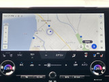 鮮明な地図表示で、目的地までスムーズに案内してくれます。渋滞情報も確認できるので、最適なルートを選択可能です。運転の不安を軽減します。