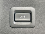 【パワーバックドア】スマートキーや運転席のボタンを押すだけでリアゲートが自動で開閉します!荷物を持っている時や、高い位置にあるバックドアを閉める際に便利な機能です♪