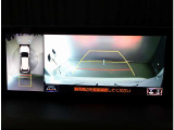 パノラミックビューモニター。車両を上から見たような映像を表示。運転席から目視しにくい車両周囲の状況をリアルタイムで確認できます。