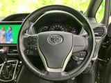 握りやすいステアリングは、運転操作をサポートします。快適なドライビングポジションを追求し、長距離運転でも疲れにくい設計です。