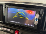 バックカメラを装備!後退時にナビ画面へ車両後方の映像を表示し、目視では確認しにくい場所の安全確認をサポート。狭い駐車場での車庫入れや縦列駐車にも役立つ、嬉しい装備です。