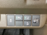 ハンドルの右側にはヘッドライトレベライザーとHondaセンシング用のメインスイッチがついています。ヘッドライトレベライザーは道路状況や積荷の加重に応じてライトの高さを調節できます。