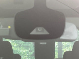 【エマージェンシーブレーキ】走行中に前方の車両等を認識し、衝突しそうな時は警報とブレーキで衝突回避と被害軽減をアシスト。より安全にドライブをお楽しみいただけます。
