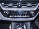 【オートエアコン】設定した温度になるように車が自動で風量や吹き出し口、冷暖房の強さを調整してくれるエアコンです。一度温度を設定すれば、自動で快適な室温を保ってくれるので運転に集中しやすいですよ♪