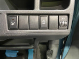 【アイドリングストップ】赤信号や渋滞で停車した際にエンジンを停止し、無駄な燃料の消費を抑えます。燃費向上や環境保護につなげる機能♪エンジンはブレーキを離せば再始動します。