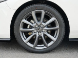 18インチ純正アルミホイールを装備。タイヤサイズは215/45R18となります。