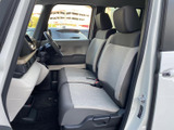 運転席からの視界は広く、運転操作もスムーズに行えます。シートの素材も肌触りが良く、快適なドライブをサポートします。