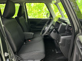 運転席からの視界は広く、運転操作もスムーズに行えます。シートの形状も工夫されており、長距離運転でも疲れにくいのが特徴です。快適なドライブをサポートします。