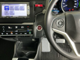 ホンダ純正メモリーナビ搭載なので、遠方へのドライブもお任せ下さい!ステアリング左手側にオーディオ関連のコントロールスイッチを配置しています。操作時は視線を逸らすことなく運転に集中できます