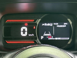 視認性の高いメーターパネルは、運転に必要な情報を分かりやすく表示。安全運転をサポートする工夫が凝らされています。