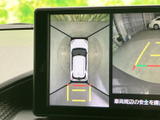 狭い道や駐車時も安心。後方の状況を画面で確認できるので、安全な運転をサポートします。ガイドライン表示で距離感もつかみやすいです。