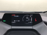 【トップマウントメーター】7インチディスプレイにミニマルなグラフィックメーターやLEDインジケーターを表示します。視線移動少なく表示が確認できる、運転に集中しやすい構成となっています。