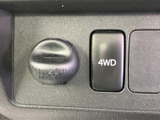 操作しやすいスイッチ類が、運転をサポート。4WD切替スイッチなど、機能も充実しています。