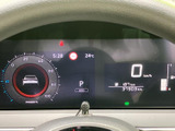 視認性の高いメーターは、運転に必要な情報をわかりやすく表示します。燃費や電力消費もすぐに確認できます。