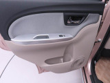ドアのポケットにも小物やペットボトルが入ります!!
