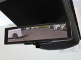 車両後方を映し出します・スマートルームミラー装備です。