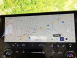 鮮明な高精細ディスプレイが、目的地までのナビゲーションをサポート。スムーズなルート案内で、快適なドライブを約束します。