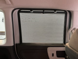 後席には、日射しのさしこみをやわらげてくれるサンシェードが付いています。