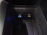 充電用USB端子付き。スマートフォンなどの充電に便利です。  USBソケット。