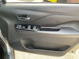 パワーウィンドウ装備です。運転席はオートになっているので、ワンタッチ開閉することが出来ます。