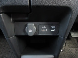 12V電源ソケットを設置しております。周辺機器の充電にご利用頂けます。