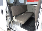 当店では専任のメカニックが大切なお客様のお車を一台一台丁寧に整備いたします。自社認証工場にてリフトアップし下回りまでキッチリ検査いたします。