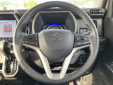 握りやすいステアリングは、運転操作を快適にします。オーディオやハンズフリー通話の操作もステアリングから行え、安全運転をサポートします。