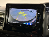 リバースギアに入れるだけで後方の表示へ切り替わります。夜間や雨の日の駐車も楽になりますよ。
