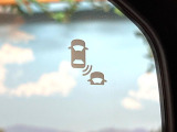 【ブラインドスポットインフォメーション】走行中、ドアミラーの死角になりやすい箇所に後続車が接近するとサイドミラー付近に警告を表示、ドライバーに注意喚起をしてくれます。