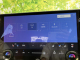 多彩なオーディオソースに対応し、車内でのエンターテイメントを豊かに彩ります。TVやBluetooth接続も可能です。