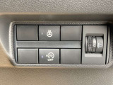 アイドリングストップ。停車時にブレーキを踏むだけでエンジンがストップ。さらに、発進時にはブレーキから足を離すだけでエンジンを始動します燃費を向上させます。ON/OFFスイッチにより切り替える事も可能です。