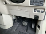 駐車ブレーキは足踏み式です