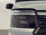★ LEDヘッドライト ★シャープで精悍なフロントフェイスを演出するLEDヘッドライト。機能性とデザイン性を兼ね備えた魅力的な装備です♪