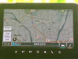 見やすい大型ディスプレイが魅力。地図表示やオーディオ操作も直感的に行えます。快適なドライブをサポートする頼れる相棒です。
