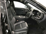 高いホールド性で運転姿勢が安定します。長距離ドライブでも疲れにくいのが魅力です。快適なドライビングライフをお送りください♪