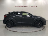 【まるごとクリーニング】シートを取り外し、車内を徹底洗浄。隅々まで丁寧に仕上げています。